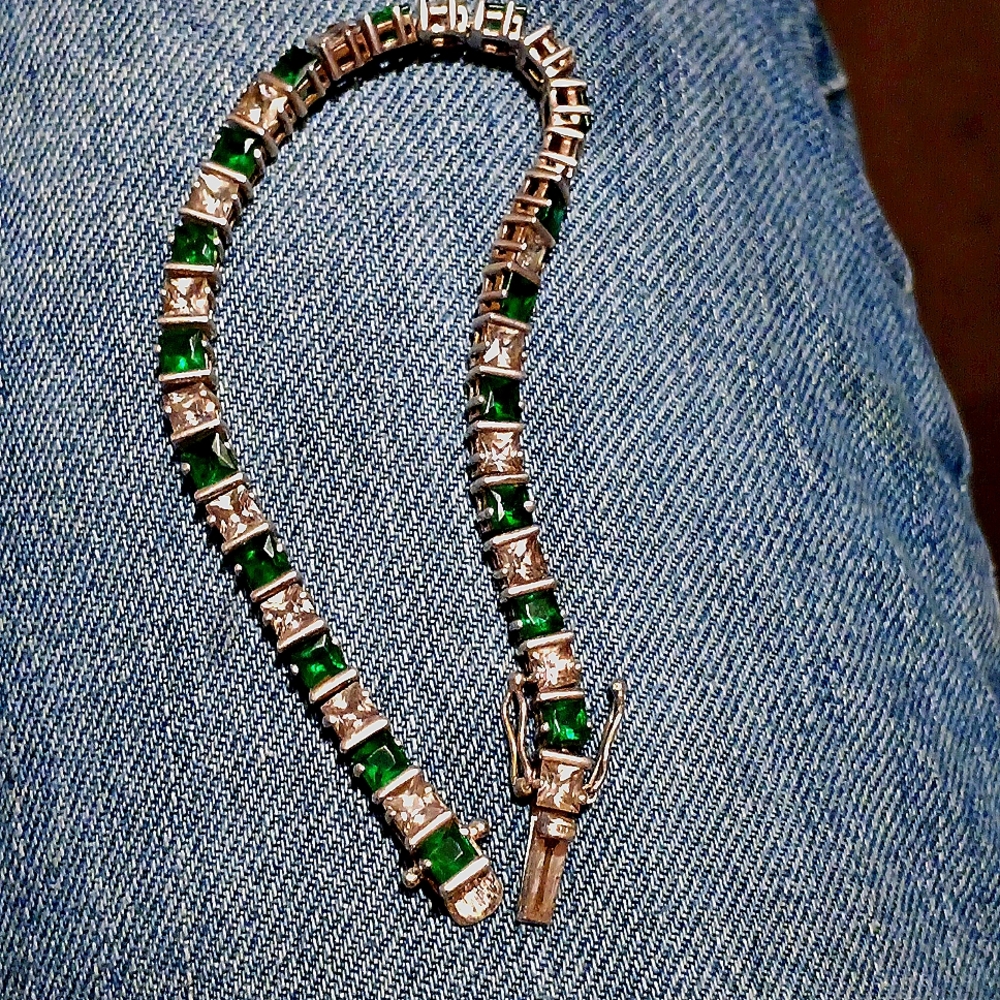 14k Gold Tennis bracelet, with green emeralds and white diamonds